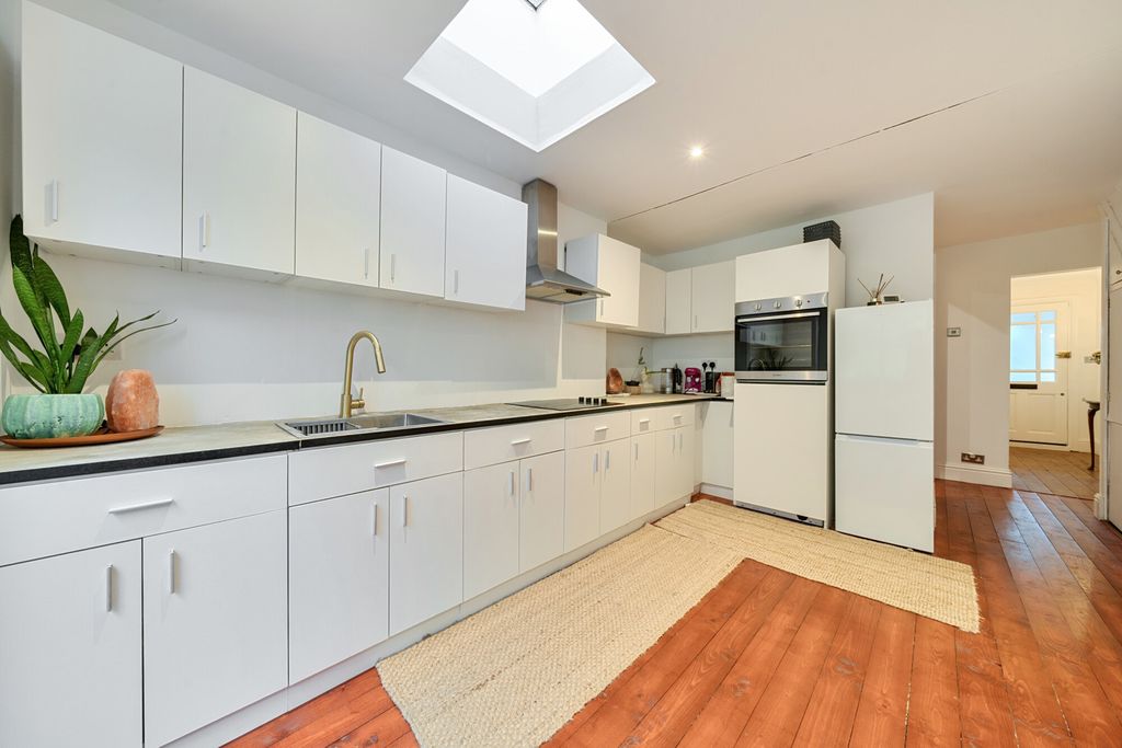 Property photo 3 of 18 Kitchen