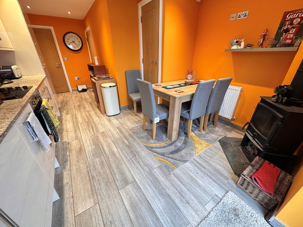 Property photo 2 of 13 4688381