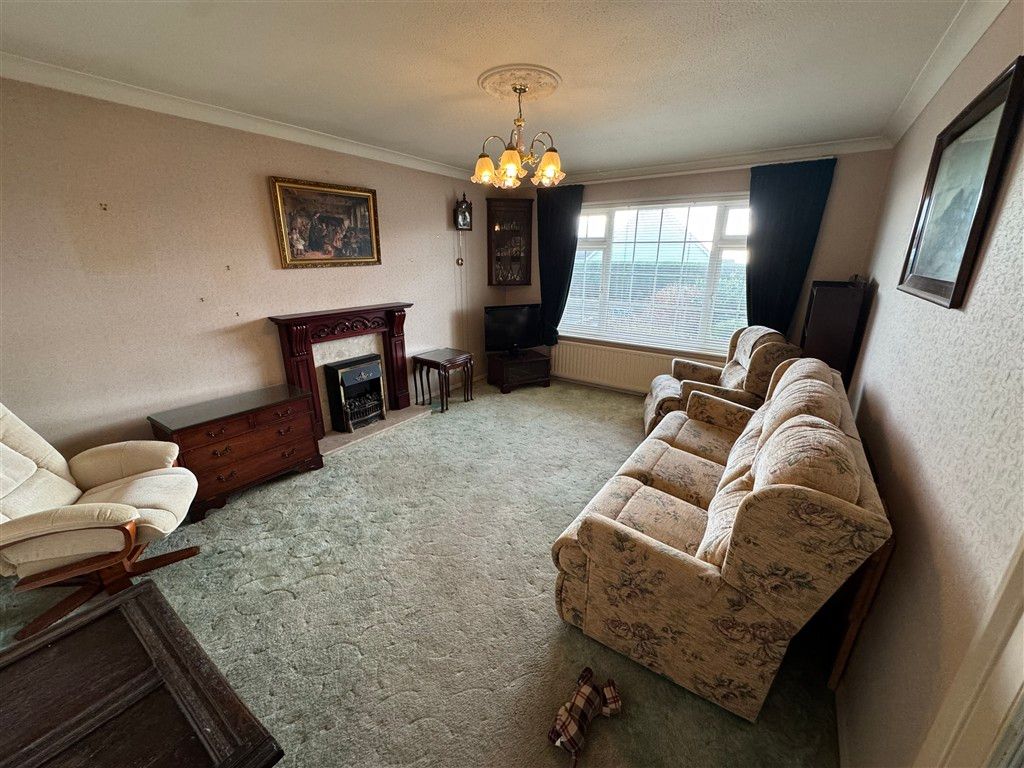 Property photo 3 of 11 Lounge