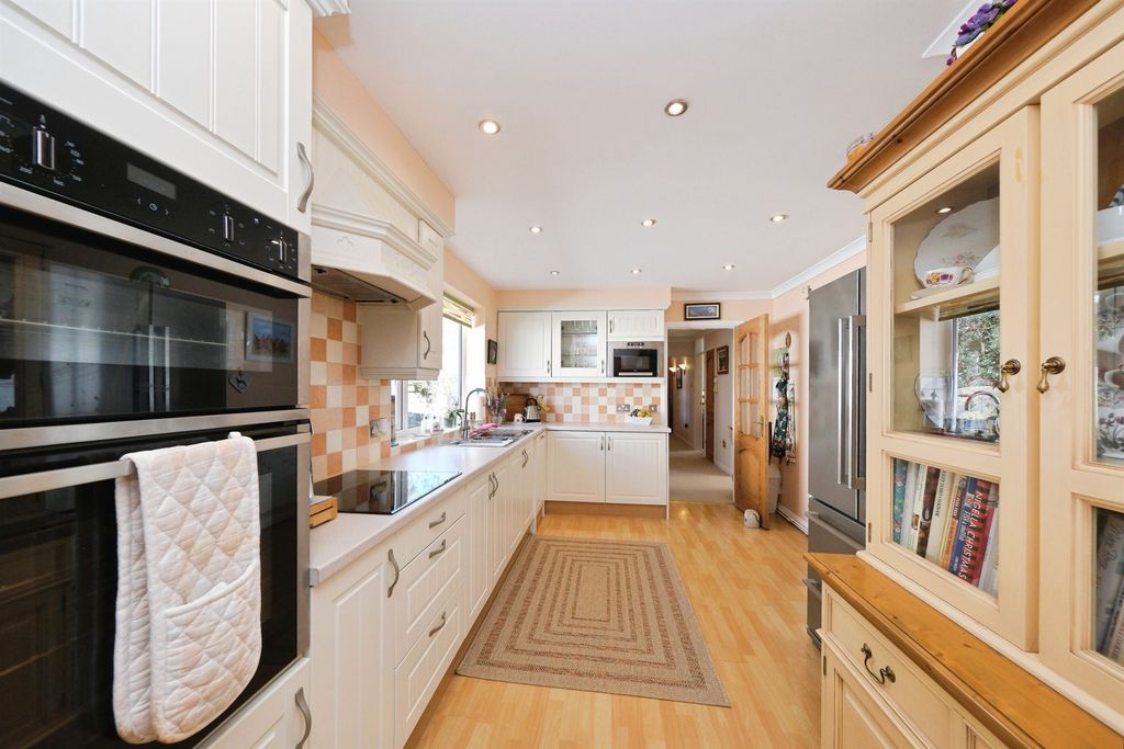 Property photo 2 of 31