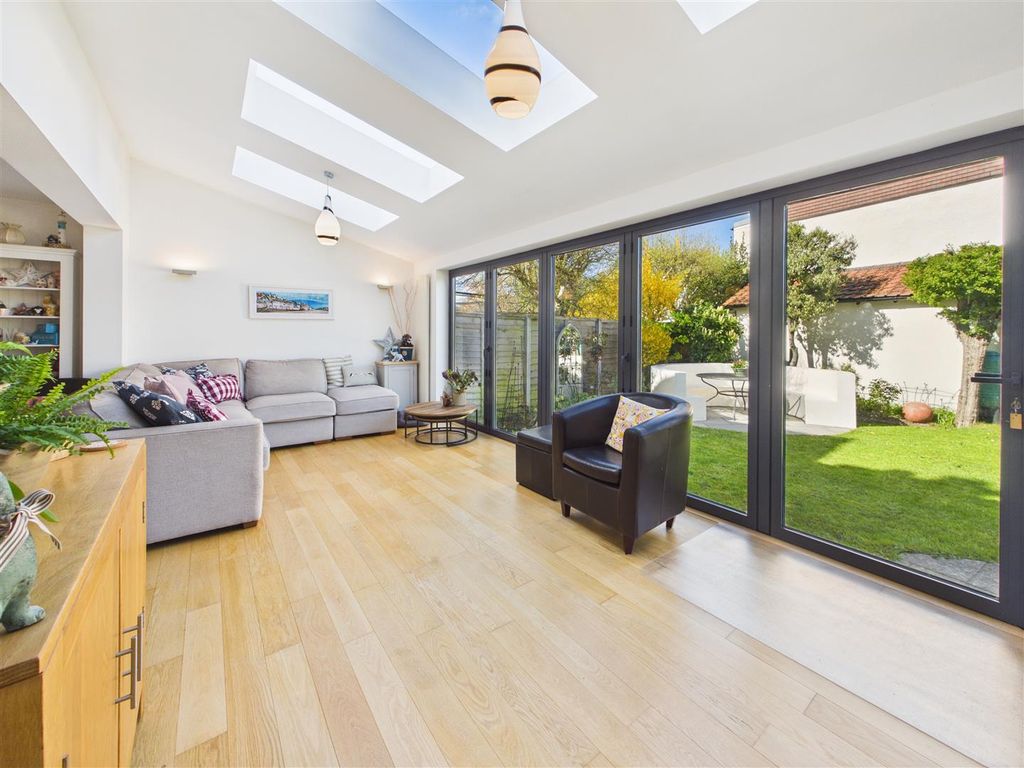 Property photo 3 of 32