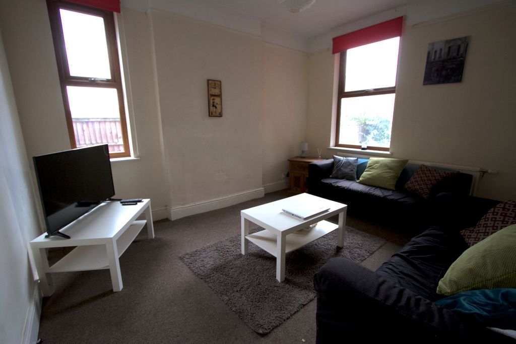 Property photo 1 of 10 Living Room