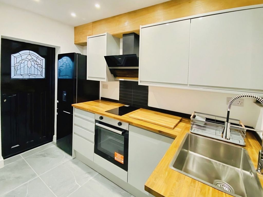 Property photo 2 of 14 Modern Kitchen