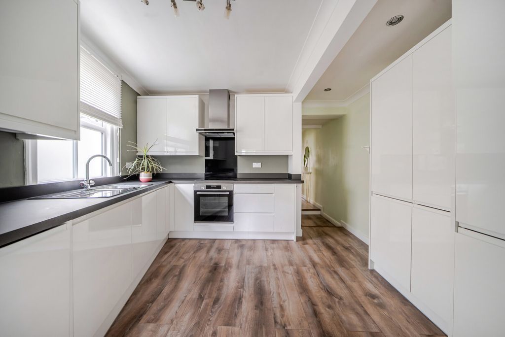 Property photo 3 of 16 1395067-13-694A73...