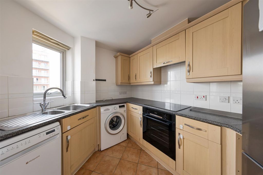 Property photo 3 of 16 Wood Street, E17