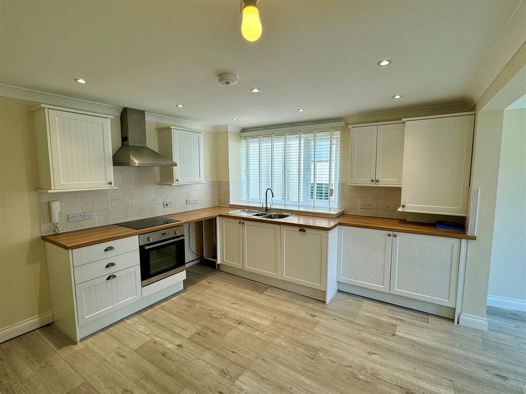 Property photo 2 of 8 7 Fistral Wave Kitchen