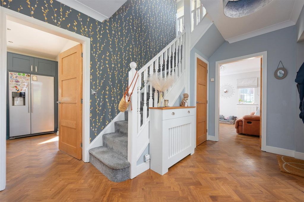 Property photo 2 of 45 26Brucegardens007.Jpg