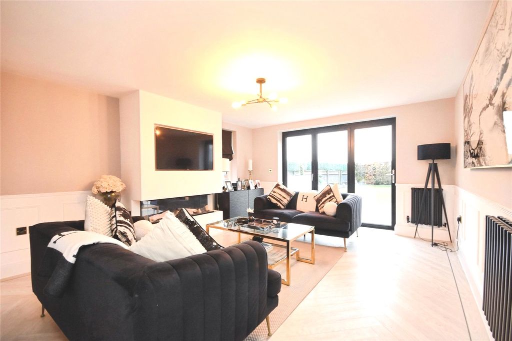 Property photo 3 of 21 Lounge