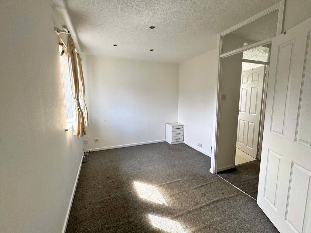 Property photo 2 of 6 Bedroom