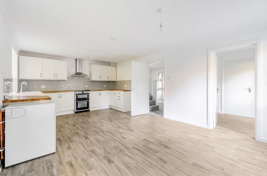 Property photo 3 of 16 1364640-16-68F0c0...