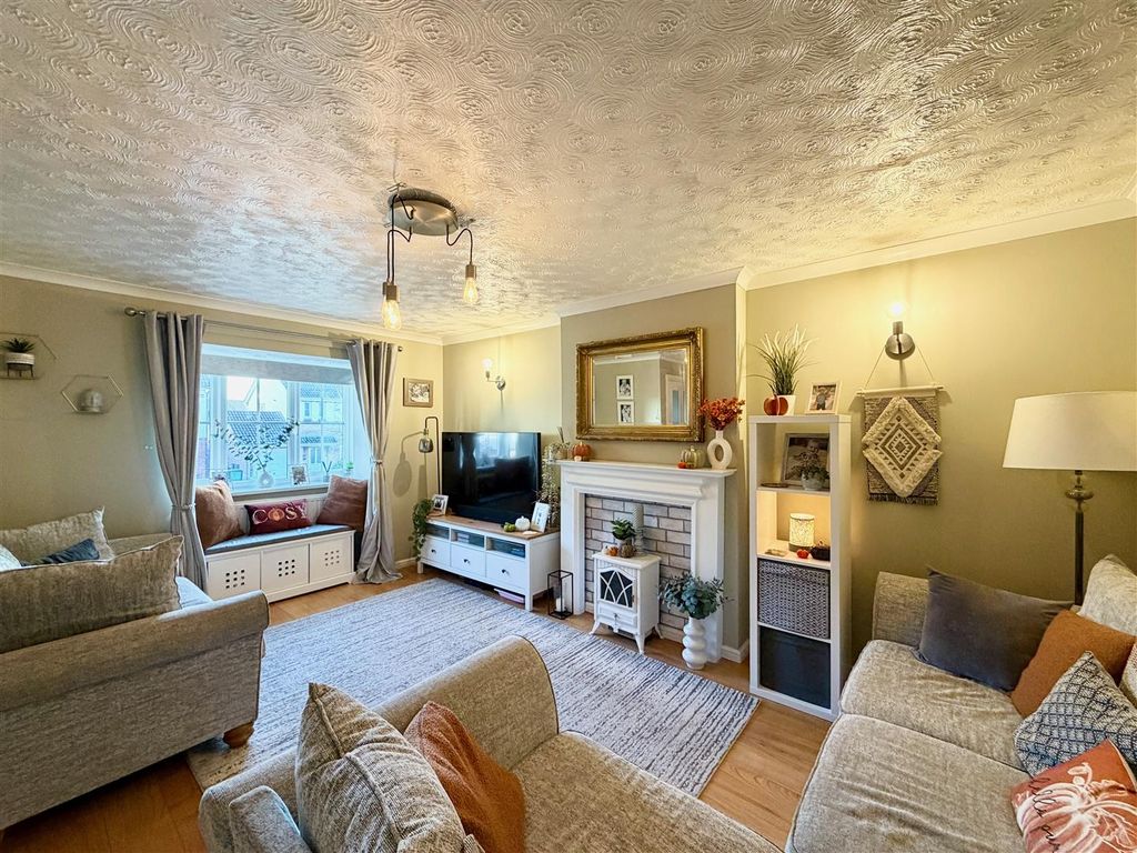 Property photo 2 of 18 Lounge