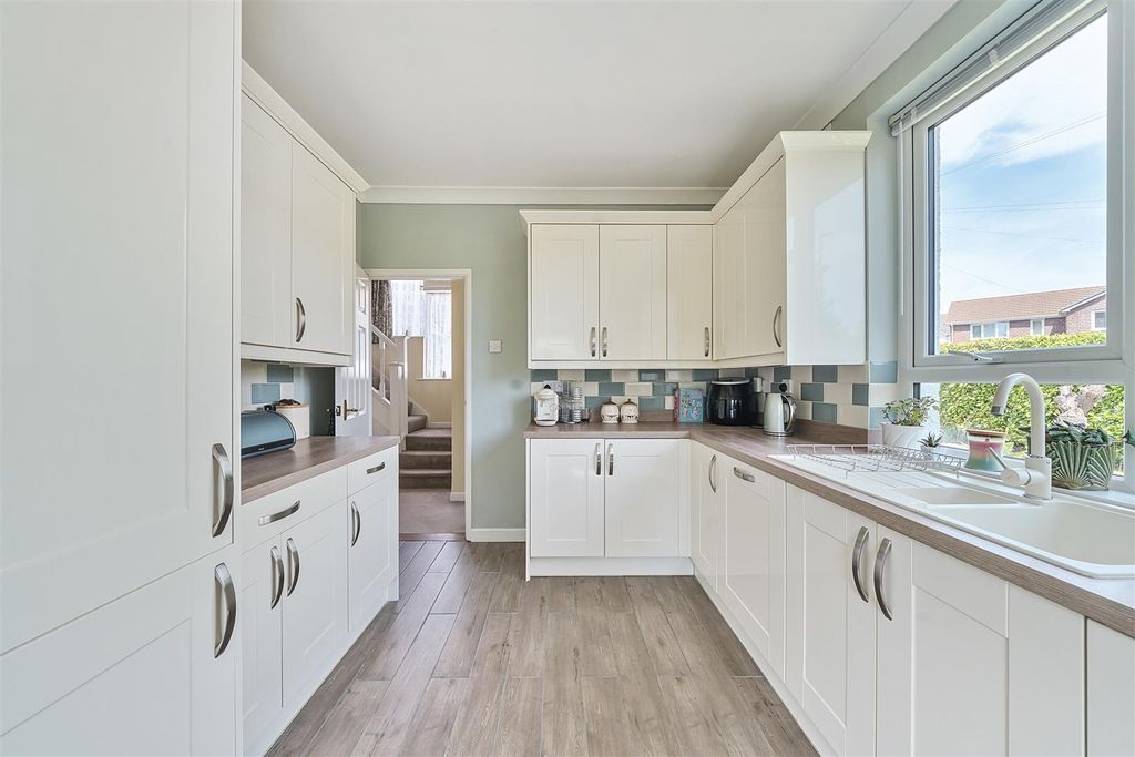 Property photo 3 of 19 Kitchen