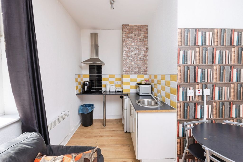 Property photo 2 of 15 Kitchenette