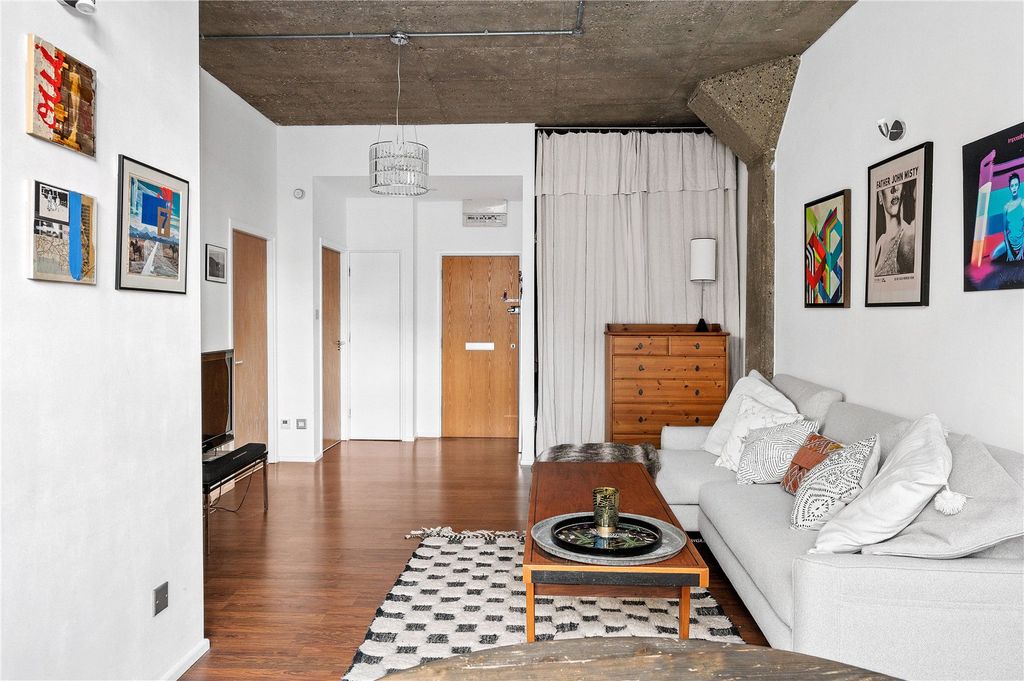 Property photo 3 of 12 Reception