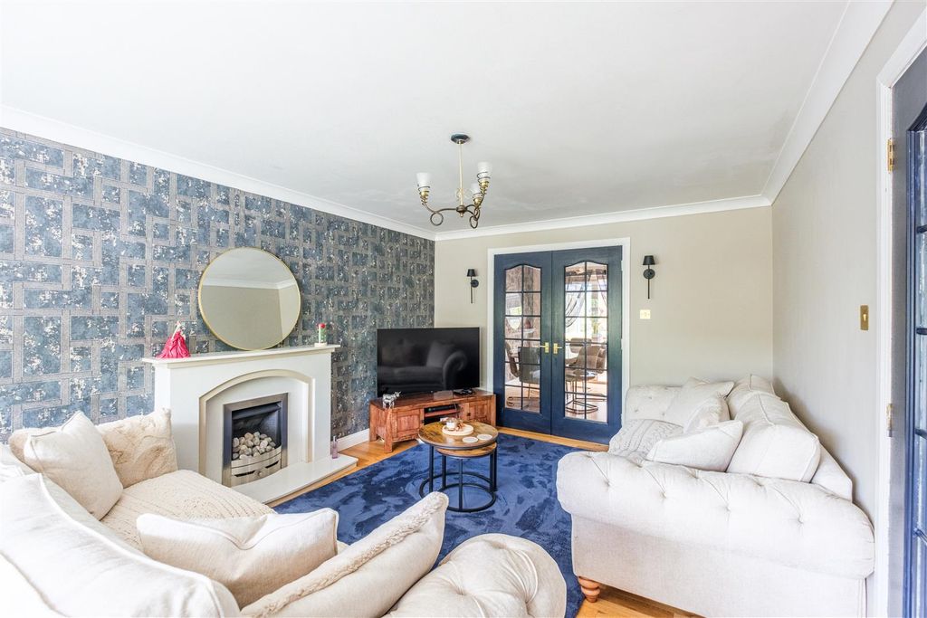 Property photo 2 of 27 Cairncross Crescent-17.Jpg