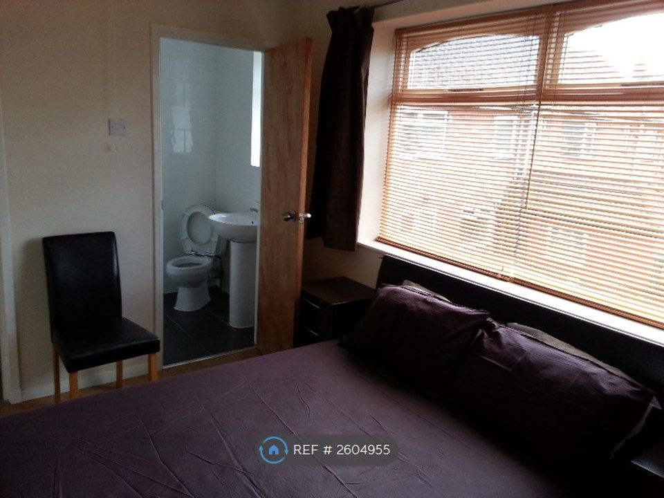 Property photo 3 of 8 Bedroom 2/ En Suite Room
