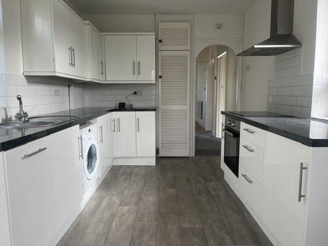 Property photo 2 of 11 Kitchen 2.Jpg