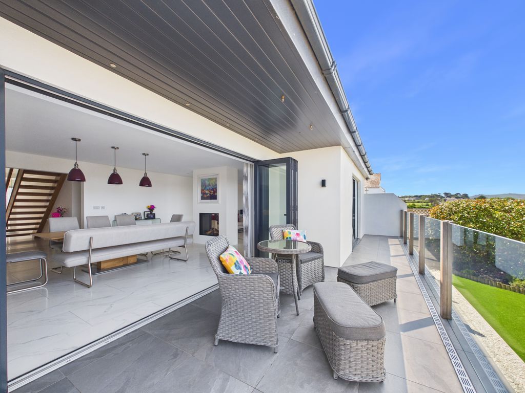 Property photo 2 of 16 Terrace