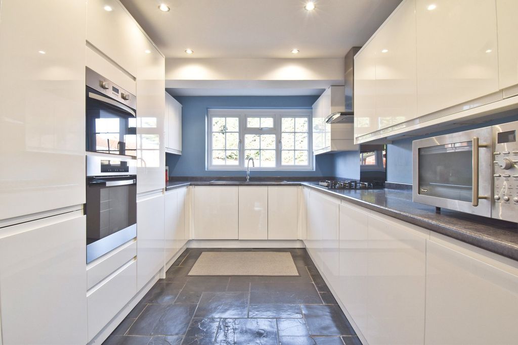 Property photo 2 of 18