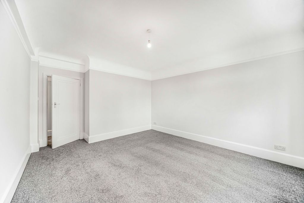 Property photo 3 of 12 Kfh_L__12_Grove_Hall