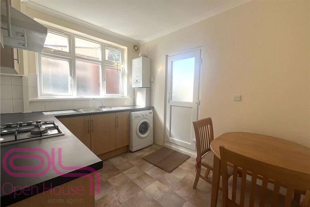 Property photo 3 of 10 Staines Rd - Kitchen.Jpg