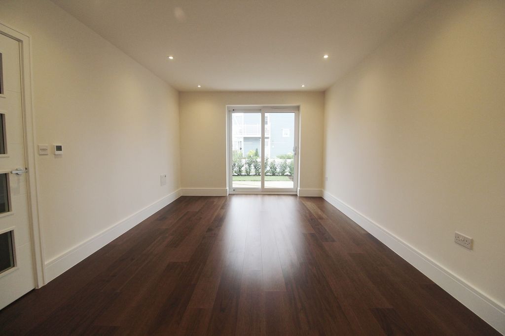 Property photo 3 of 8 Lounge