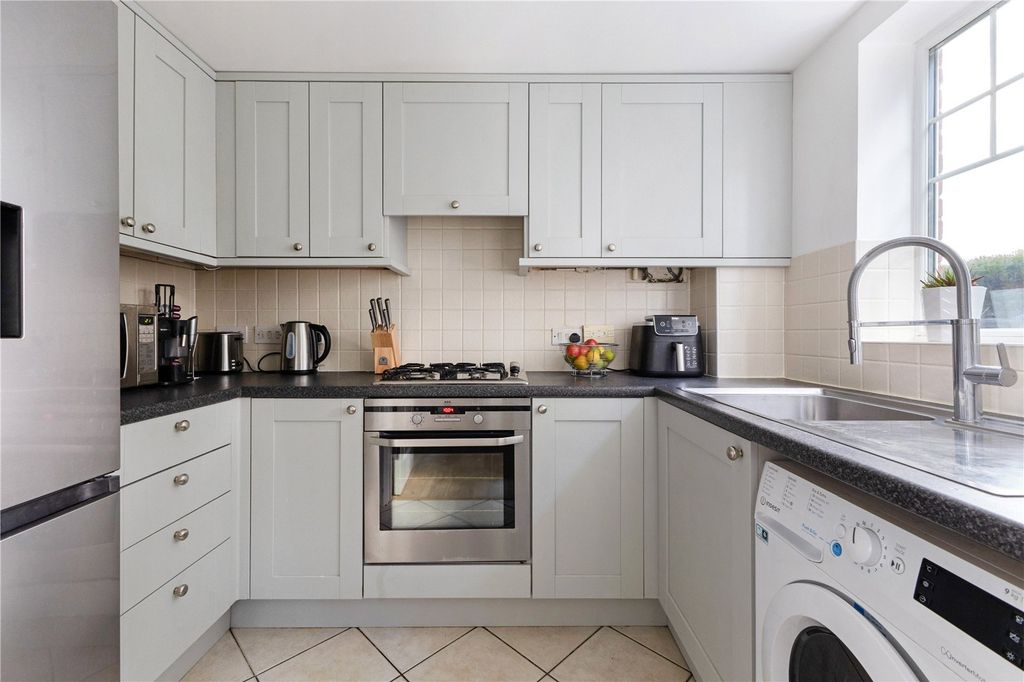 Property photo 3 of 11 Kitchen