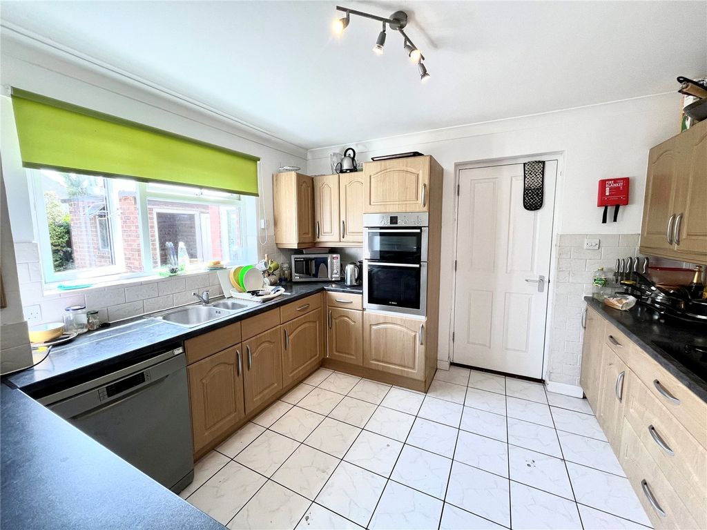 Property photo 3 of 10 Kitchen
