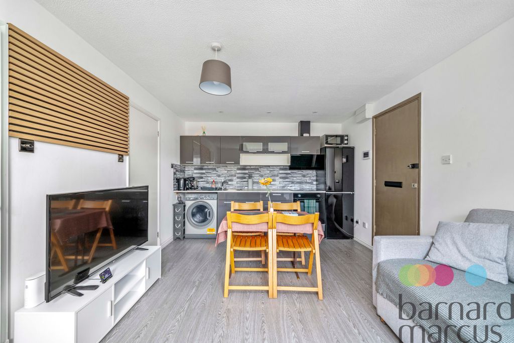 Property photo 1 of 7 Living Room