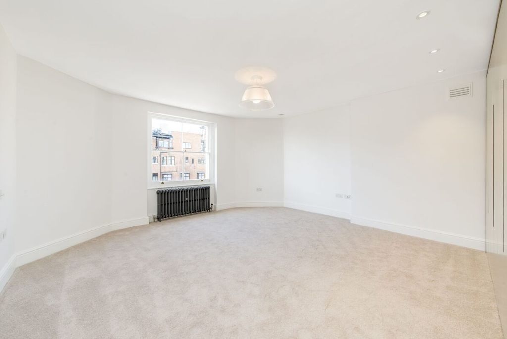 Property photo 3 of 12 Jll