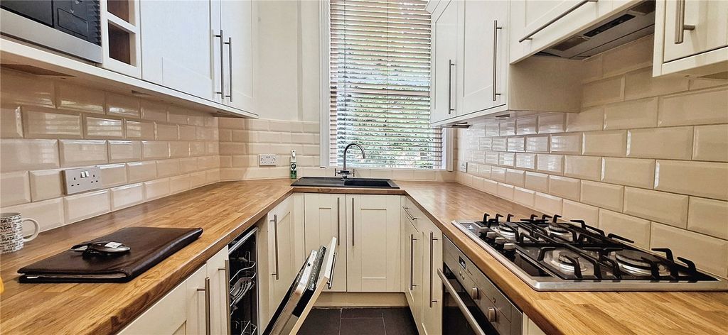 Property photo 3 of 10 Kitchen