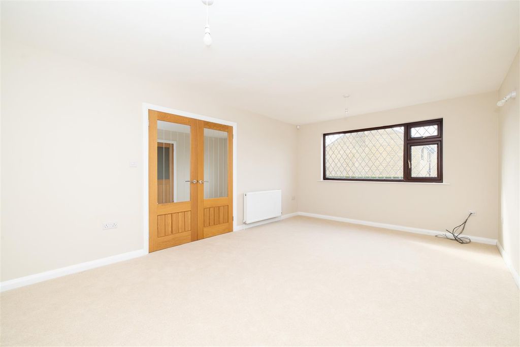 Property photo 3 of 19 Living Room