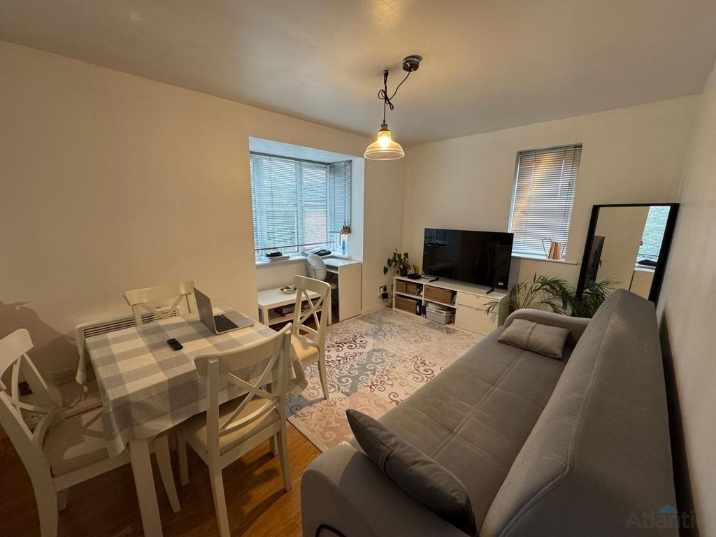 Property photo 1 of 6 Large 1st Floor Flat In Chingford, E4