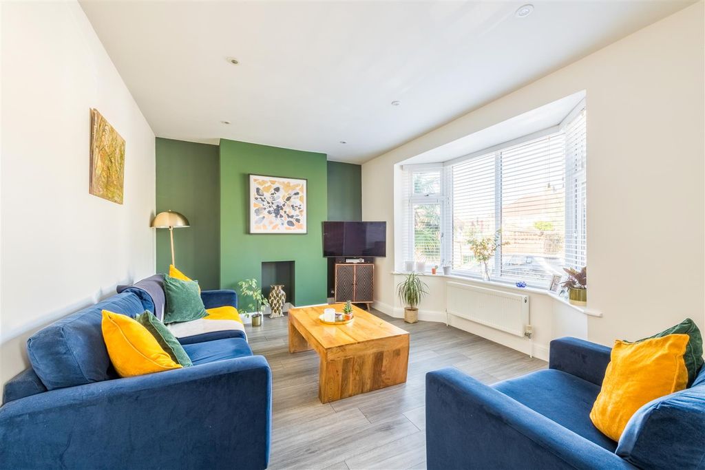 Property photo 2 of 33 18 Maple Gardens-14.Jpg