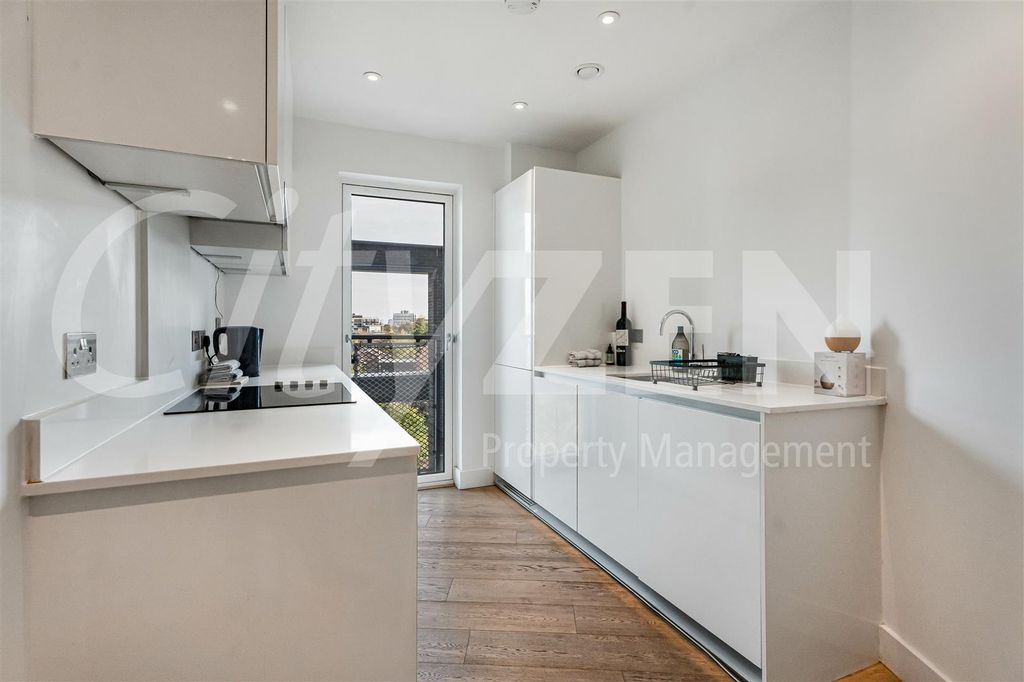 Property photo 3 of 23 Kitchen