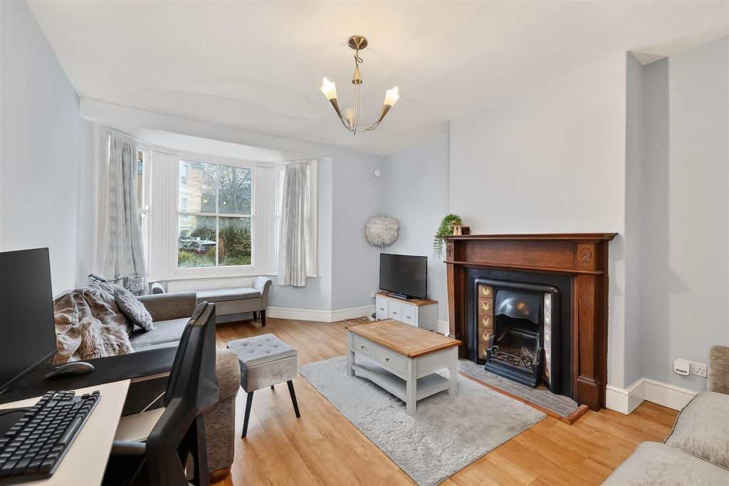 Property photo 2 of 13 Lounge