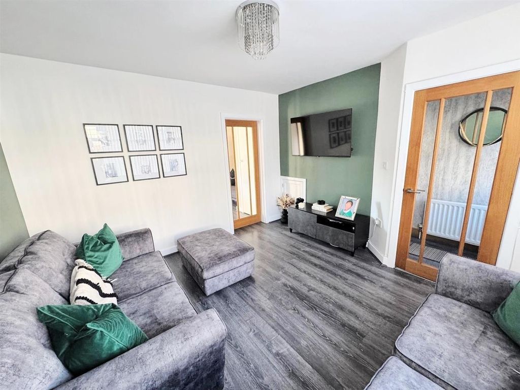 Property photo 3 of 17 Lounge