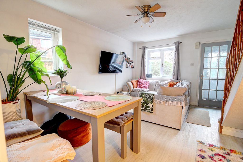 Property photo 3 of 16 Lounge