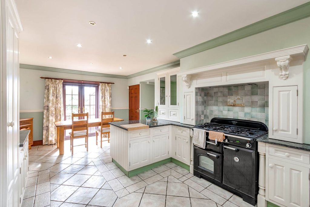 Property photo 2 of 32