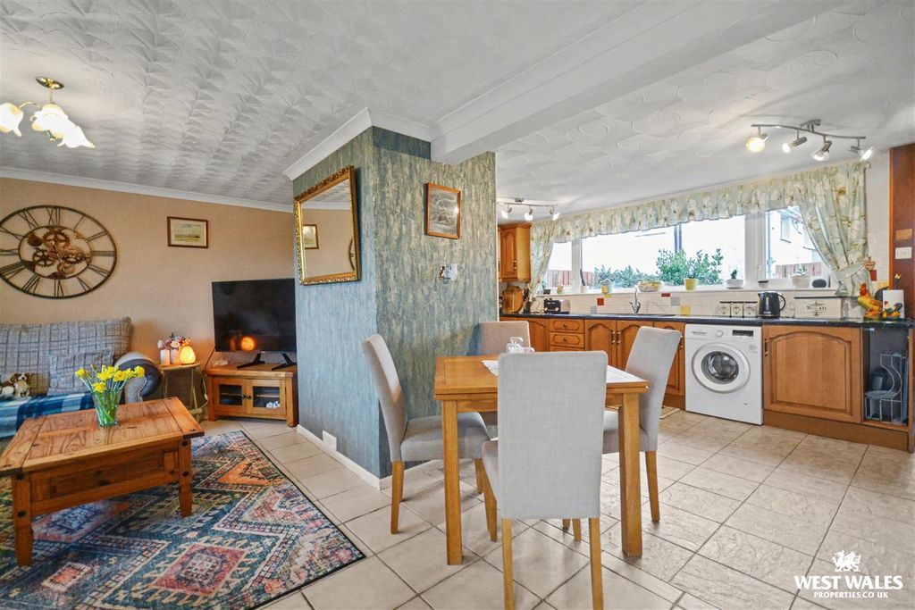 Property photo 2 of 25 Kitchen / Dining Area
