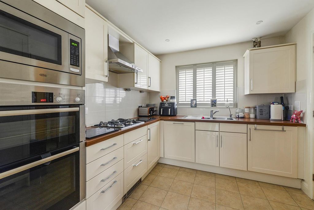 Property photo 3 of 18 Kitchen