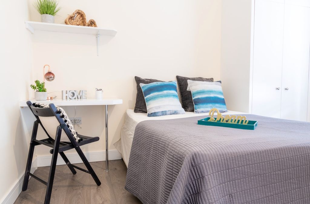 Property photo 3 of 15 This Inviting Double Bedroom Features A Comfortabl...