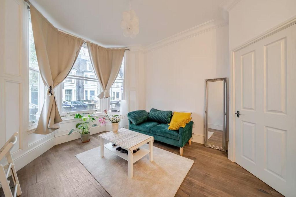 Property photo 1 of 8 2 Bed To Rent, Weltje Road, Hammersmith, W6