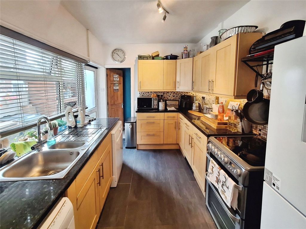 Property photo 3 of 10 Kitchen