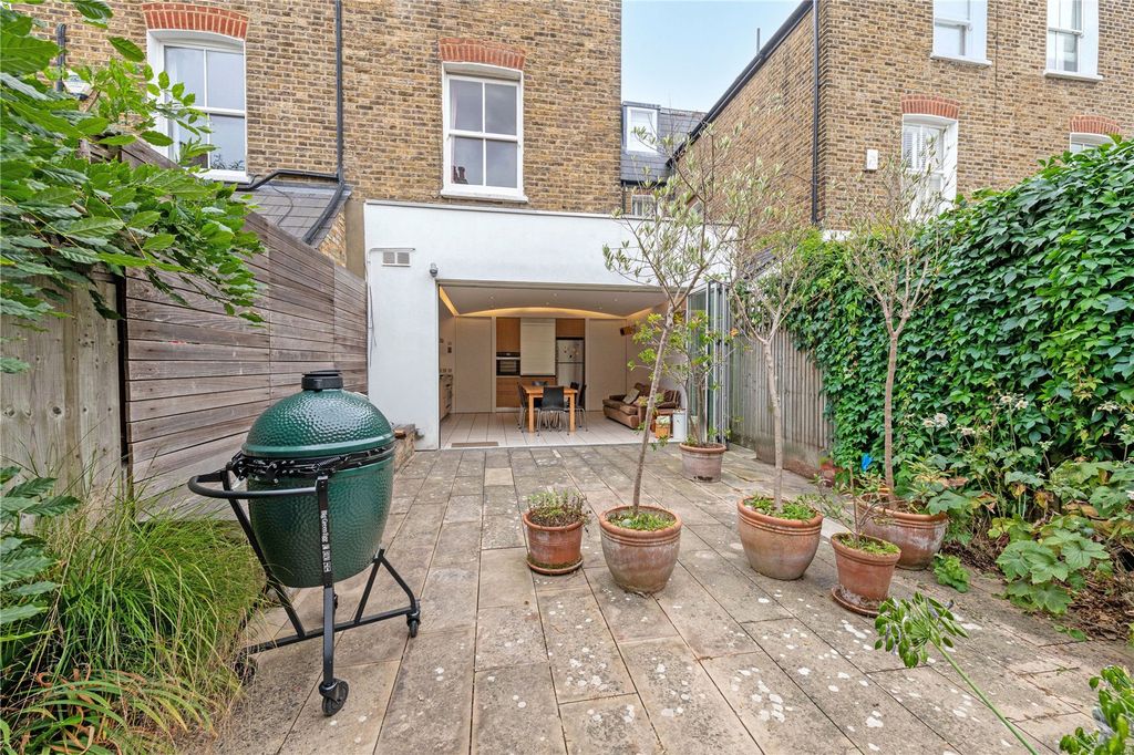 Property photo 2 of 18 Garden