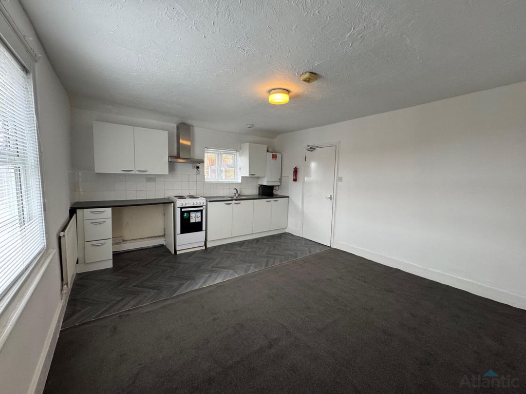 Property photo 1 of 7 Large Top Floor 1 Bedroom Flat