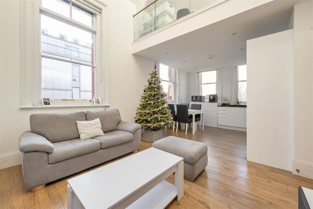 Property photo 3 of 27 Adelaide Road E10