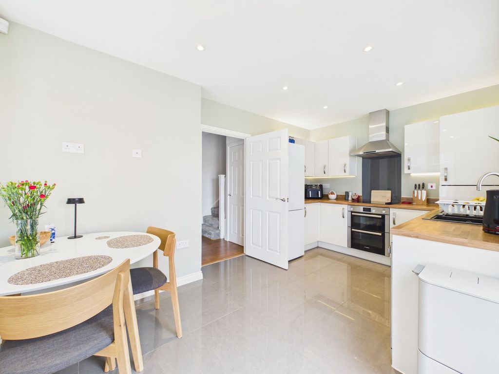 Property photo 2 of 21 Dining Kitchen