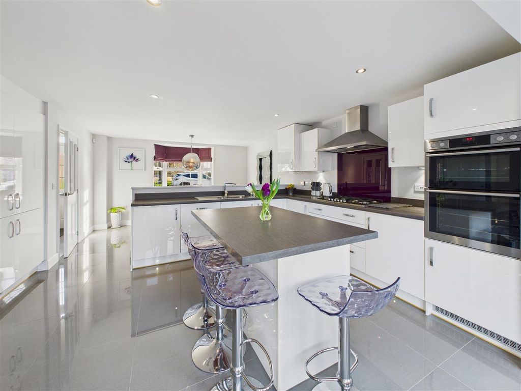 Property photo 2 of 23 Dining Kitchen