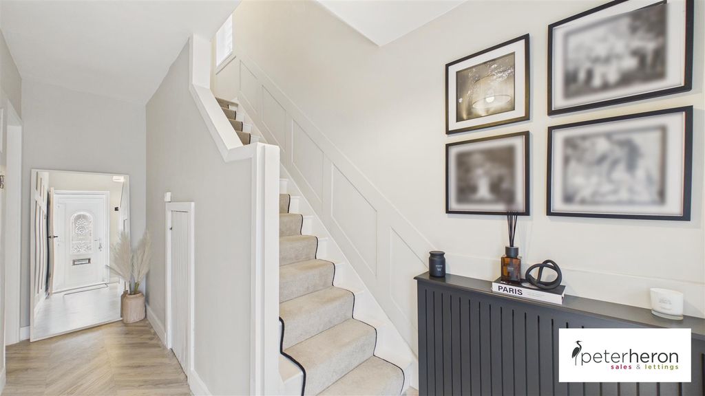 Property photo 2 of 36 Entrance Hall